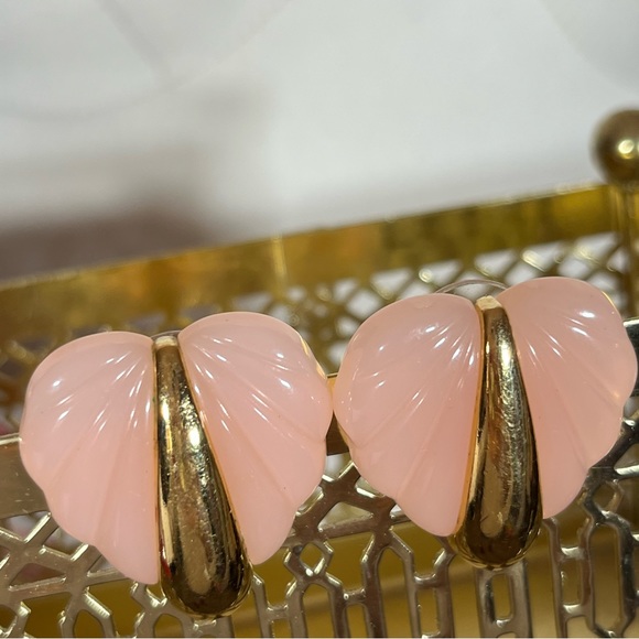 Vintage 80 90 Retro Maximalism Deco pink Lucite Heart Gold Mobwife Earrings - Picture 13 of 15